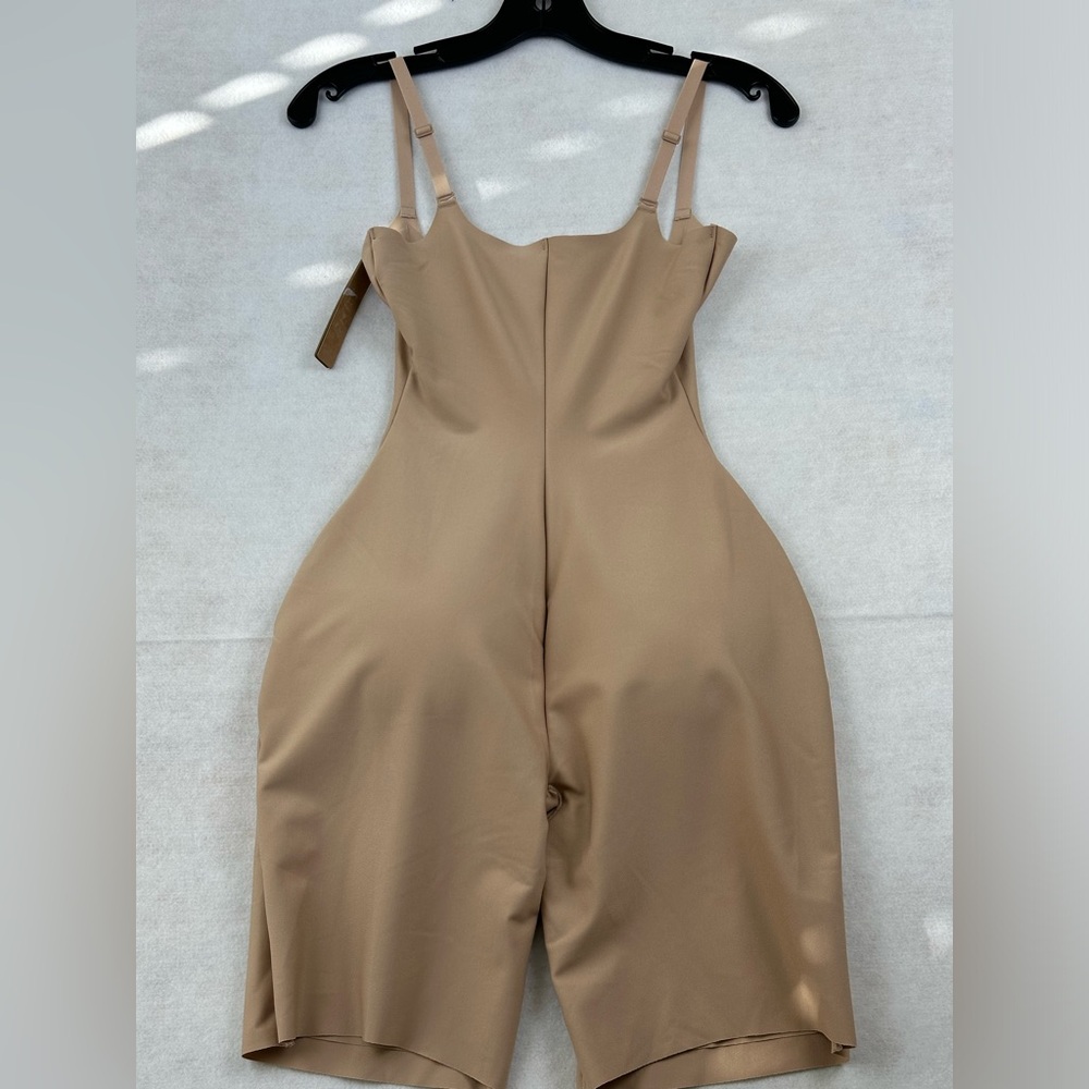 Skims Medium Body Butt Lifting Open Bust Bodysuit  NWT Clay